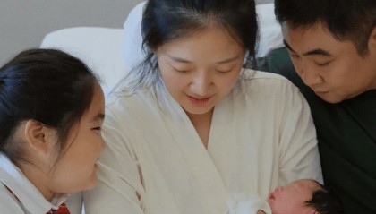 哈尔滨籍男演员三胎儿子出生，妻子晒全家福透露生产细节