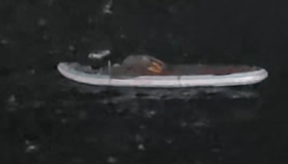 大连男子钓鱼时，发现海上漂荡着一块载满物品的浆板，板上空无一人，观察水面十几分钟后他报警了