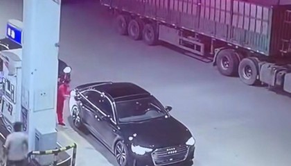紫牛热点∣无牌车加油后未付款直接逃离！加油站工作人员：警方已介入调查