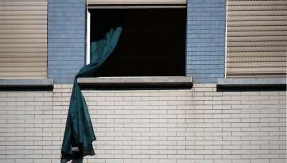 14岁少年为父庆生饮酒后，情绪激动爬上窗台跳下身亡 父母起诉房屋出租人索赔68万被驳回