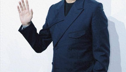 冯绍峰曝出新恋情，女方周麟嘉小19岁，外形酷似赵丽颖