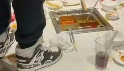 海底捞火锅店有人“向火锅小便”？一审宣判：当事人及其父母赔偿海底捞各类损失220万元！