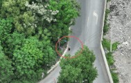 杭州女子取12万元现金独自进入山林，悄悄塞入路边树丛，警方无人机全程追踪定位，第一时间抓获取钱嫌疑人