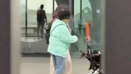 网友拍到苏州博物馆例行闭馆日有人参观，质疑有群体在特殊时段享受特殊待遇；馆方回应：当日馆内游客系该馆工会组织的员工活动场