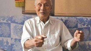 1983年初，63岁的王延周为下乡的县领导倒水的时候，却因裤子暴露他的另一个身份。那裤子款式太特别了！在八十年代的农村，老百姓穿的都是土布或的确良，谁家能用毛呢做裤子？而且，这条裤子侧边还有一条长拉链，剪裁非常干练。夏良柏可不是普通的干部，他以前是从部队转业的，凭着多年的经验和眼力，他心...