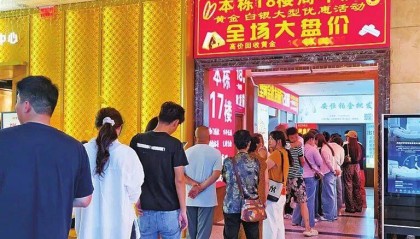 金价大跌！郑州金店被挤爆：顾客排队50分钟“扫货”，大金镯卖疯了