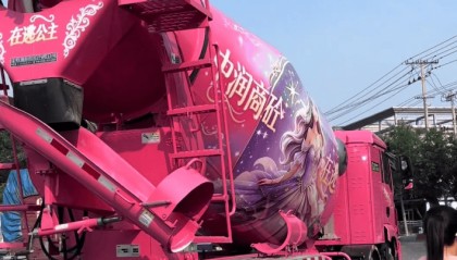 河北衡水“在逃公主号”粉色混凝土料罐车引关注，很多女孩找这辆车合影；公司：60万元购入，配了爱干净的司机