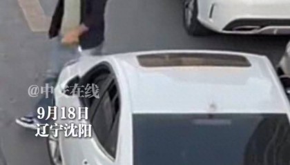 沈阳一车主违停堵死整条街，淡定取手机打电话，网友喊话交警严惩