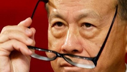 向美国捐款7亿，又向中国捐510亿的香港富豪胡应湘，竟遭李嘉诚威胁！ 香港富豪胡应湘这辈子干过最硬的事，不是有钱，而是公然跟“李超人”唱反调。 这场架一吵就是40年，最后在伶仃洋上吵出了一条跨海巨龙。这不仅是交通之争，更是两种商业文明的正面硬刚。 上世纪八十年代，大家都在守着码...