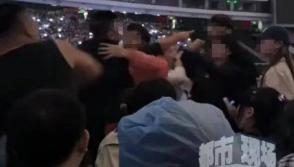 五月天演唱会突发状况，内场观众爆发激烈冲突！网友吵翻