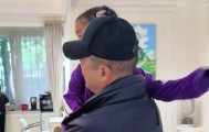 李亚鹏与前妻海哈金喜一起陪女儿烫头发，互动温馨有爱；海哈金喜曾回应“复婚”传闻：我们都是孩子的父母，不会不联系和尴尬