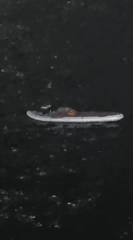 大连男子钓鱼时，发现海上漂荡着一块载满物品的浆板，板上空无一人，观察水面十几分钟后他报警了