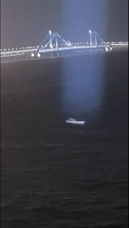 大连男子钓鱼时，发现海上漂荡着一块载满物品的浆板，板上空无一人，观察水面十几分钟后他报警了