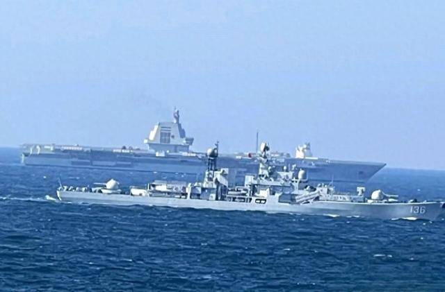 福建舰穿越台海!日本坐不住了:机舰全程紧盯,亮出电磁轨道炮