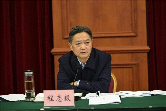 官方披露：当了18年正厅级的程志毅，身边围了多名老板，多次出入别墅会所