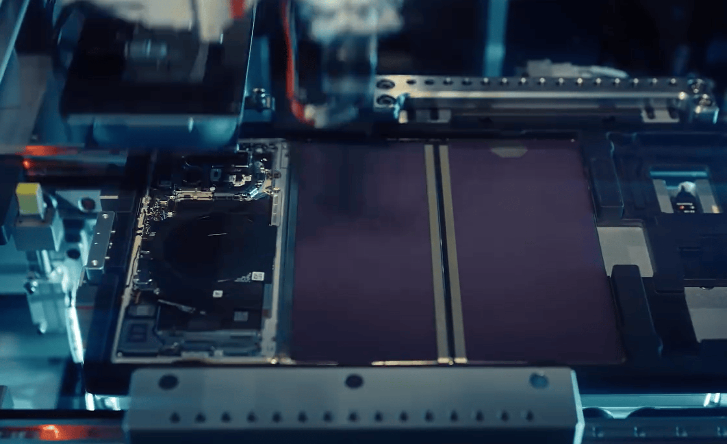 华为三折叠产线首次曝光 何刚称五年投入打造“唯一”