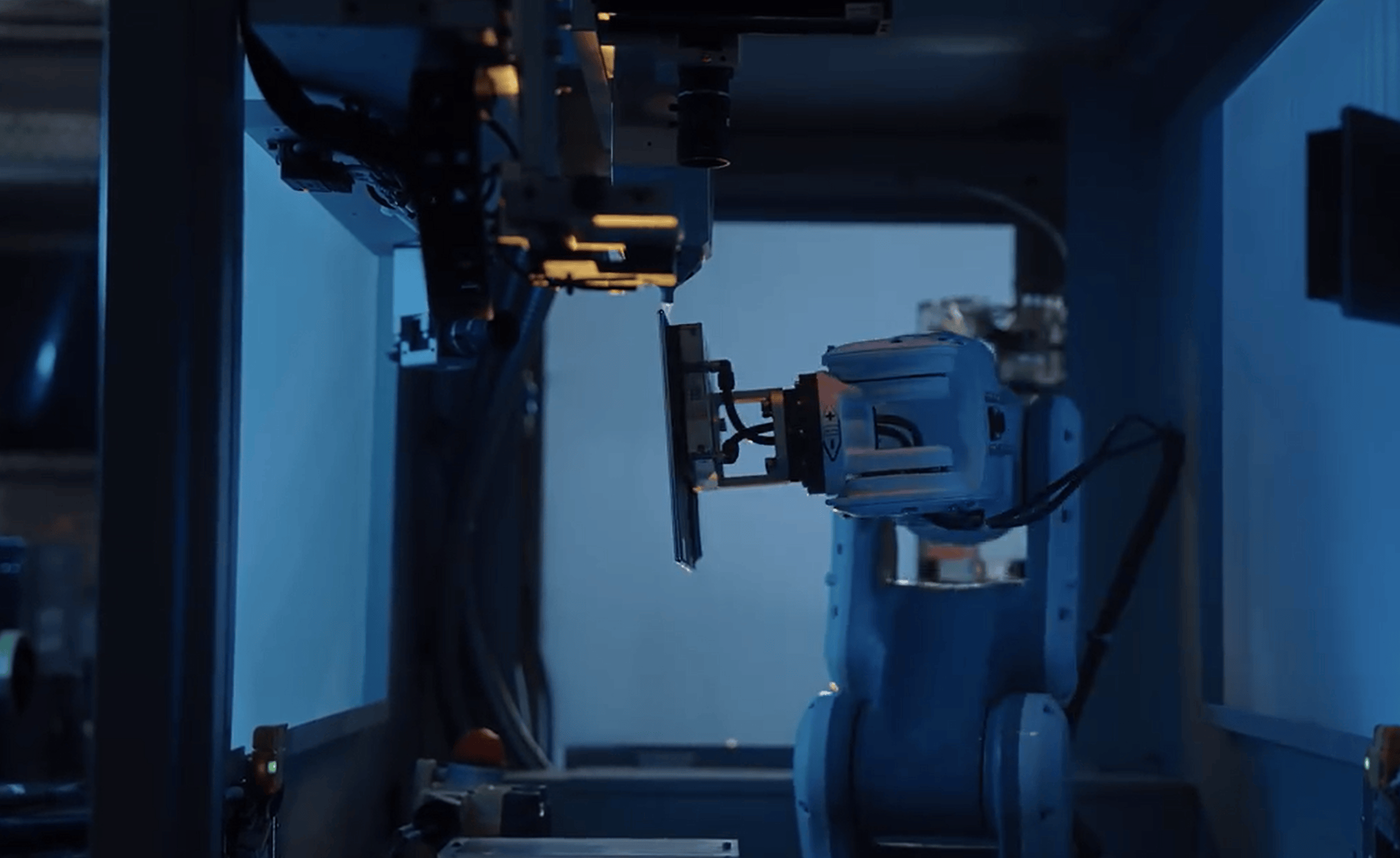 华为三折叠产线首次曝光 何刚称五年投入打造“唯一”