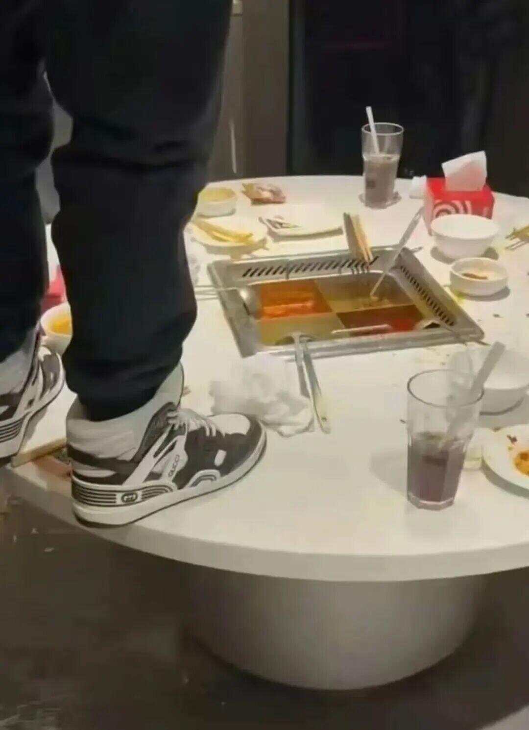 海底捞火锅店有人“向火锅小便”?一审宣判:当事人及其父母赔偿海底捞各类损失220万元!