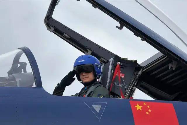 有歼20驾驶证!男子冒充飞行员,与100多女性搞暧昧,诈骗上万元