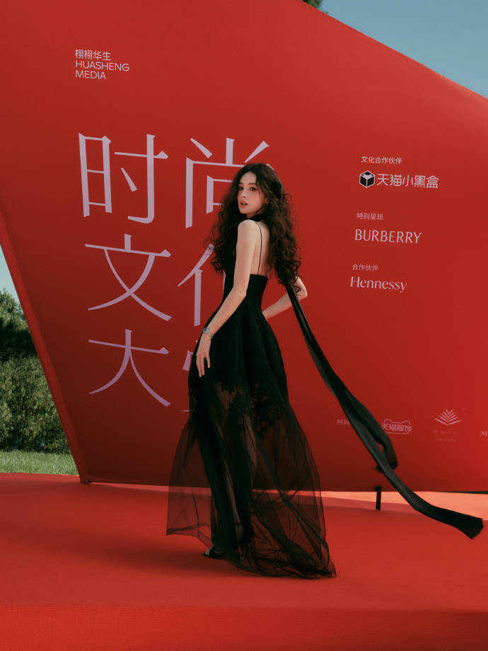 “贵姐”陈慧琳穿露肩装状态如32,董璇黑色长裙彰显”地母“风范