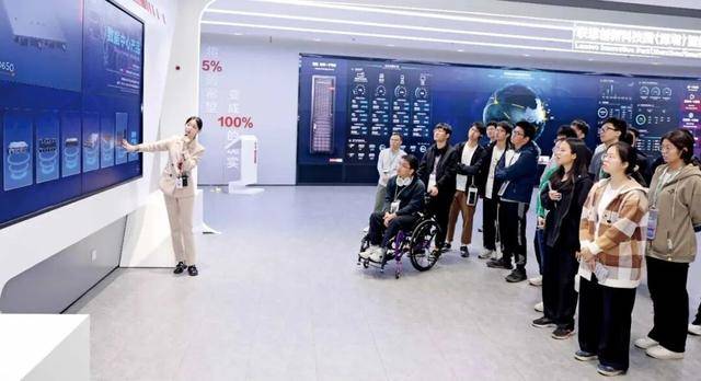 这所新大学,一周只上四天课