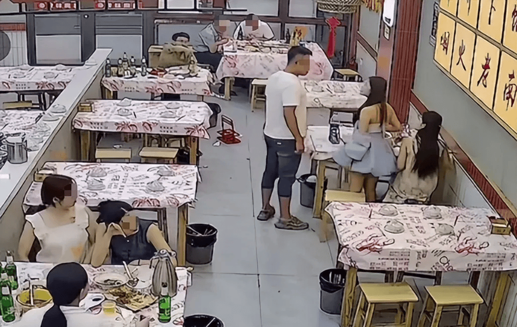 警方通报:闵某某(男,34岁)吃夜宵时摸女子头部发生纠纷,行拘!