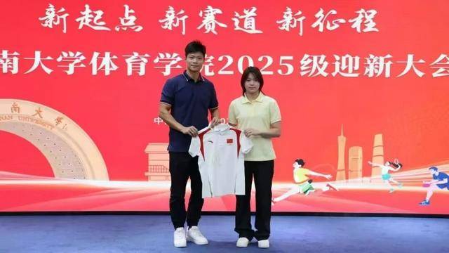 全红婵已到暨南大学报到，与体育学院院长苏炳添合影留念
