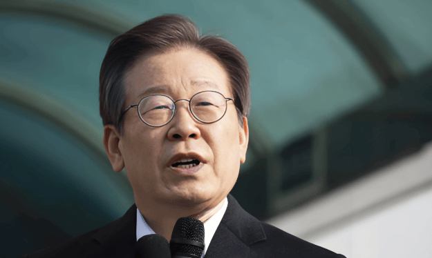 李在明刚决定对华试行免签,就被特朗普打个措手不及,颜面扫地!