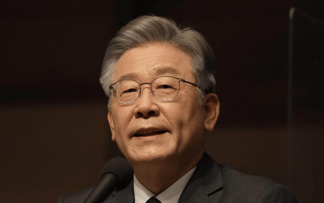 李在明刚决定对华试行免签,就被特朗普打个措手不及,颜面扫地!