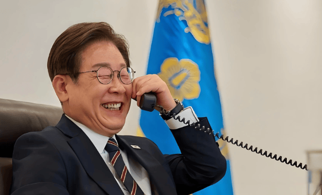 李在明刚决定对华试行免签,就被特朗普打个措手不及,颜面扫地!