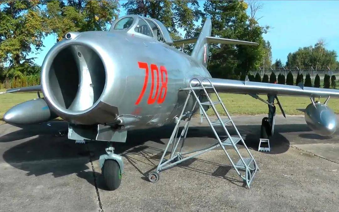 央视曝光!歼-35A改用内置登机梯,和F-35的一模一样?