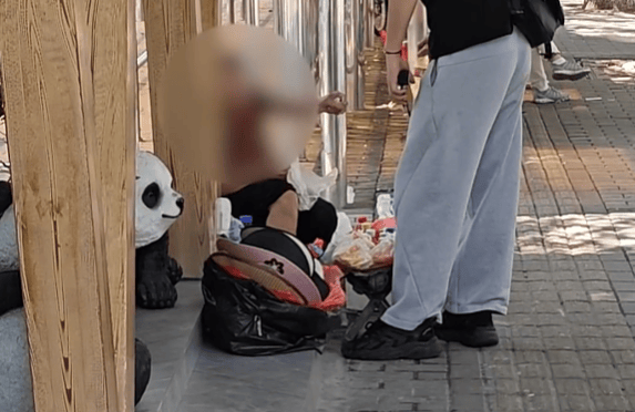 恶心!上海知名景区门口有人卖不明饮料,不少游客中招,城管部门已介入调查