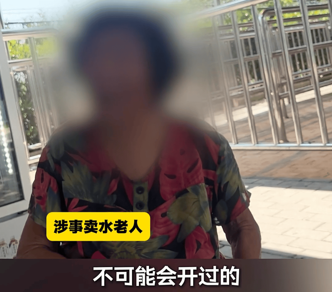 恶心!上海知名景区门口有人卖不明饮料,不少游客中招,城管部门已介入调查
