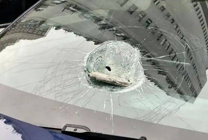 小区32楼外墙瓷砖脱落砸9车致凹陷,居民反映情况,物业回应将交由保险公司核定处理