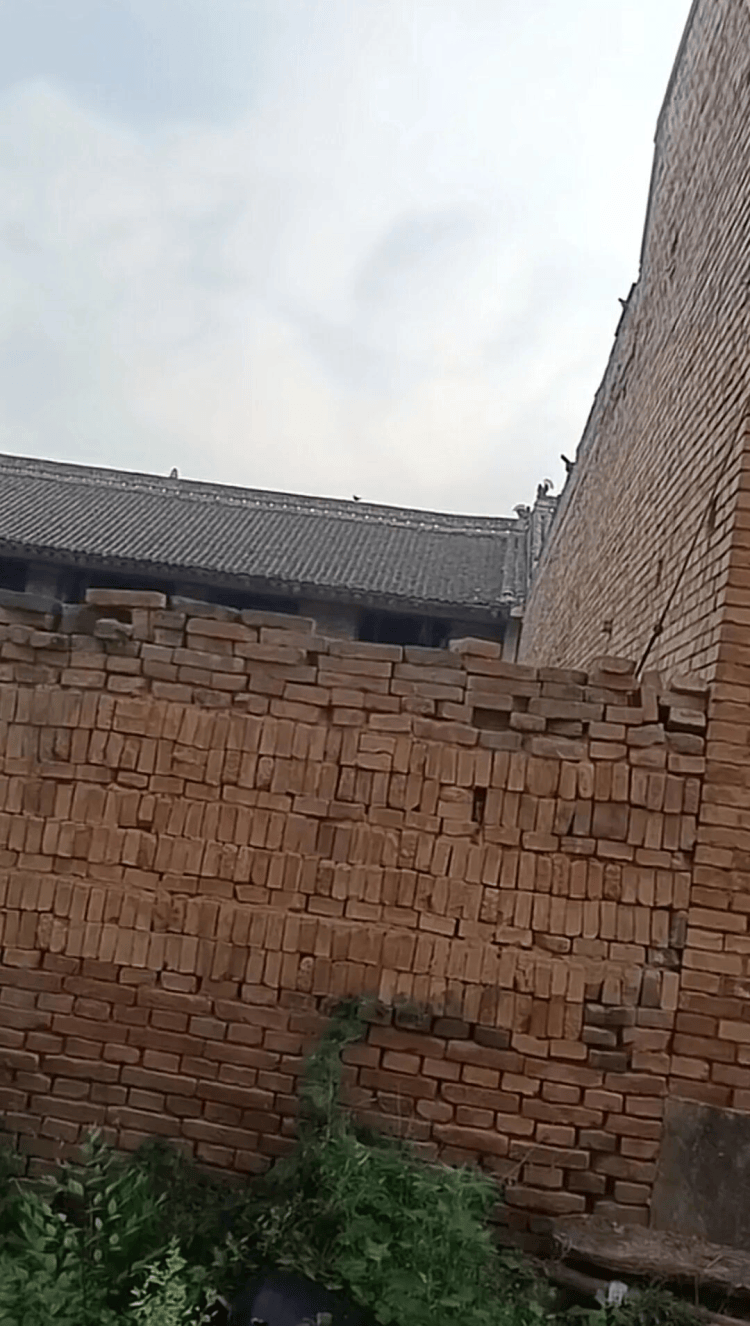 监控曝光！山西一男子因前女友拒复合持刀闯入家中，女子哥哥在家门口遇害，案件近日将开庭