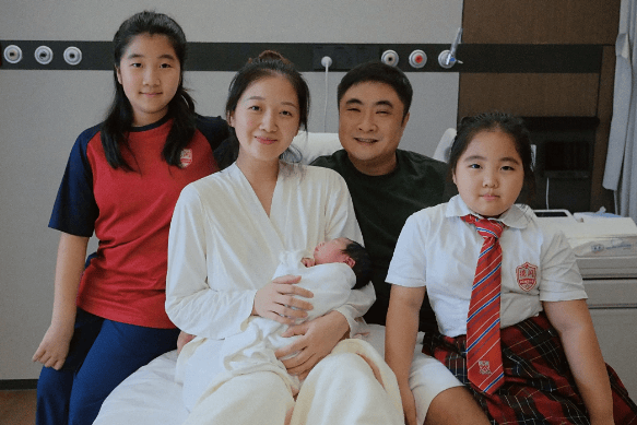 哈尔滨籍男演员三胎儿子出生,妻子晒全家福透露生产细节