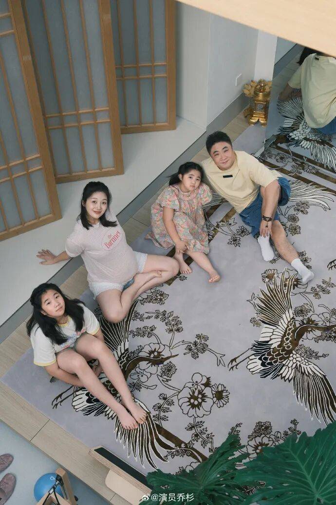 哈尔滨籍男演员三胎儿子出生,妻子晒全家福透露生产细节