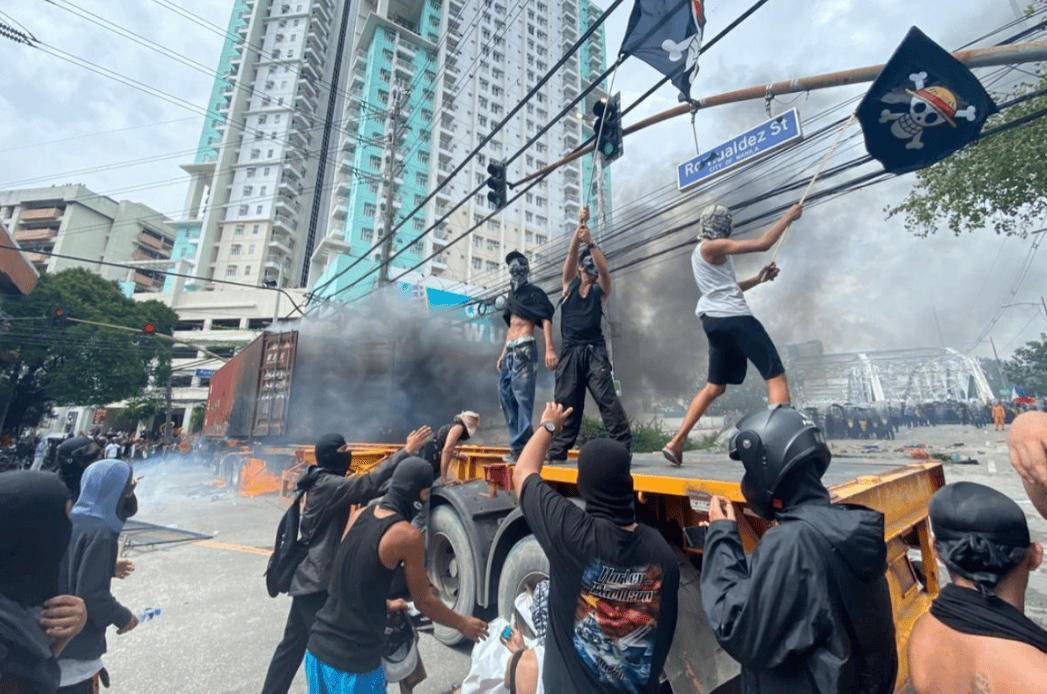 捡回一条命的马科斯不敢露面，却派人下了死命令，闹事的人一个都不放过！