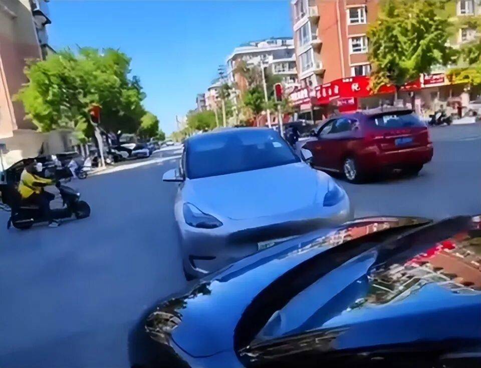 十字路口两车“顶牛”引发拥堵,其中一司机自称公安!丹东公安回应→