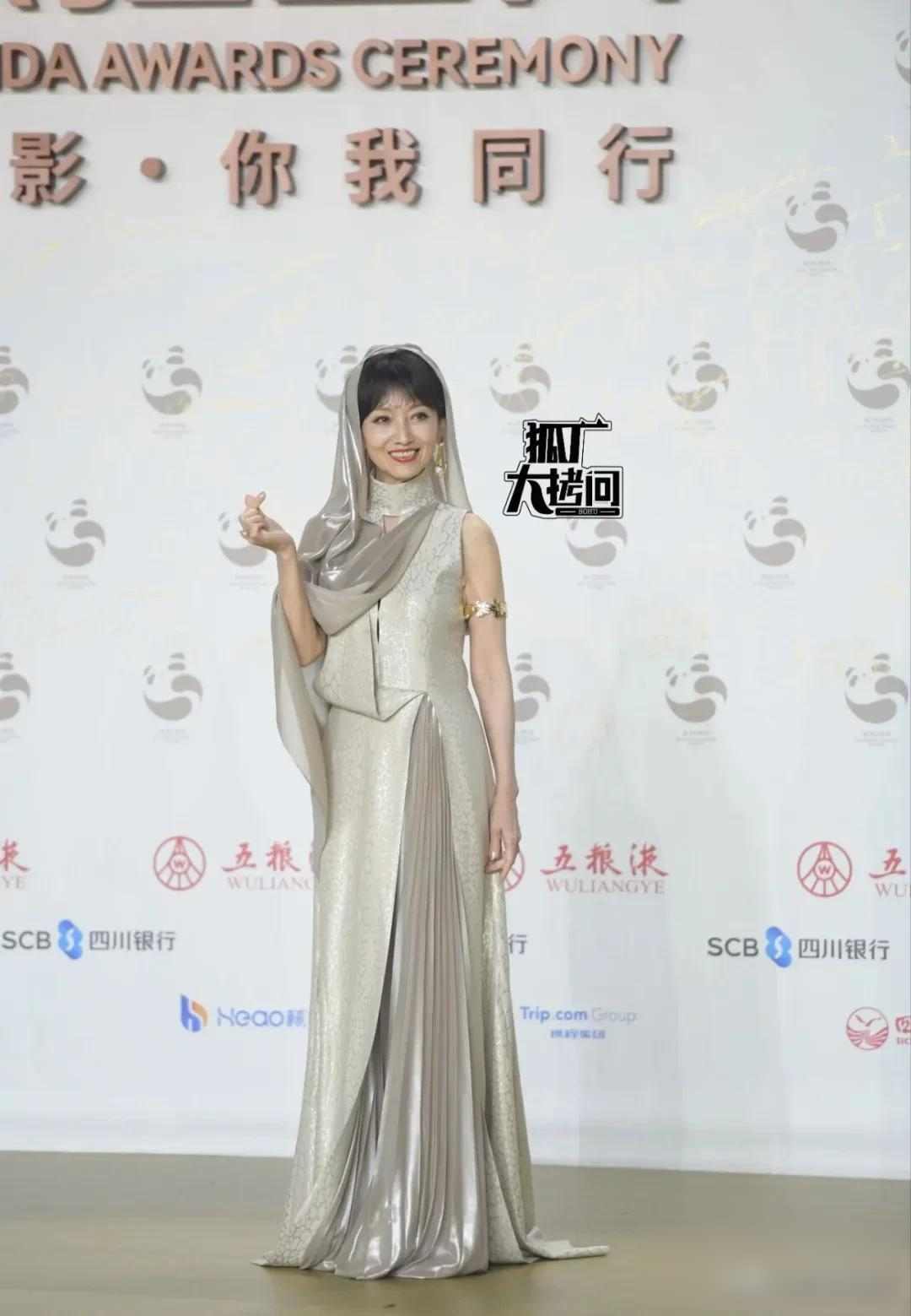 金熊猫奖红毯热闹非凡,明星造型尴尬扎堆,奖项归属引发热议