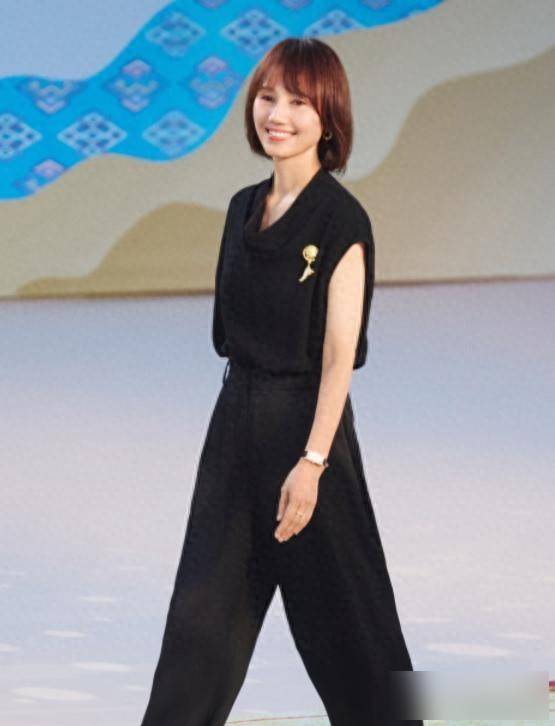 金熊猫奖红毯热闹非凡,明星造型尴尬扎堆,奖项归属引发热议