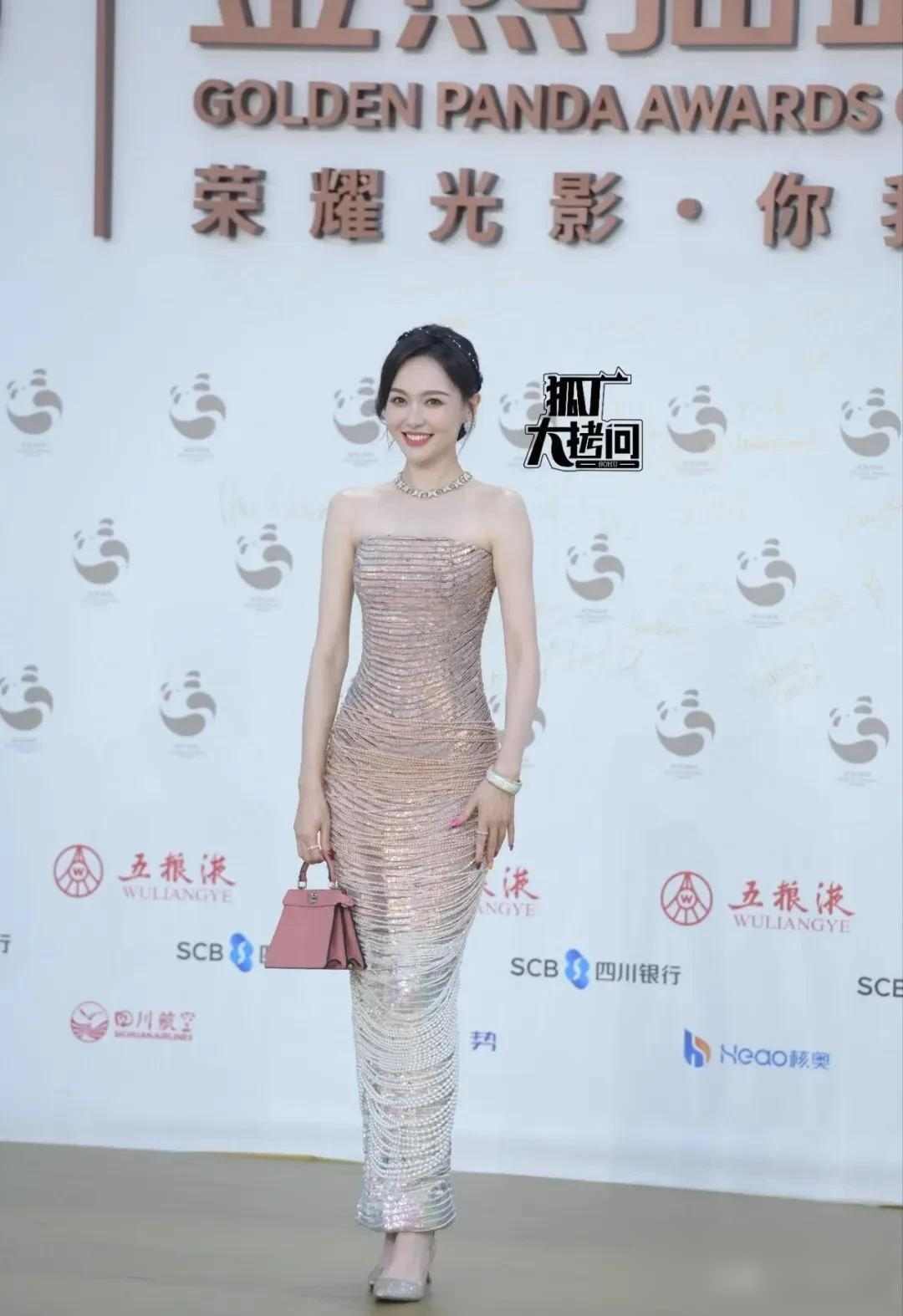 金熊猫奖红毯热闹非凡,明星造型尴尬扎堆,奖项归属引发热议