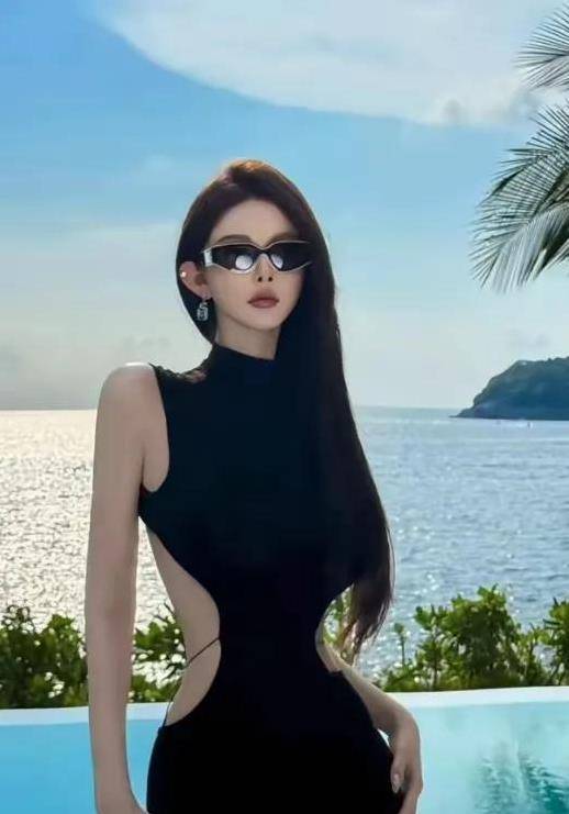 冯绍峰带女友购物,疑似小19岁女星周麟嘉