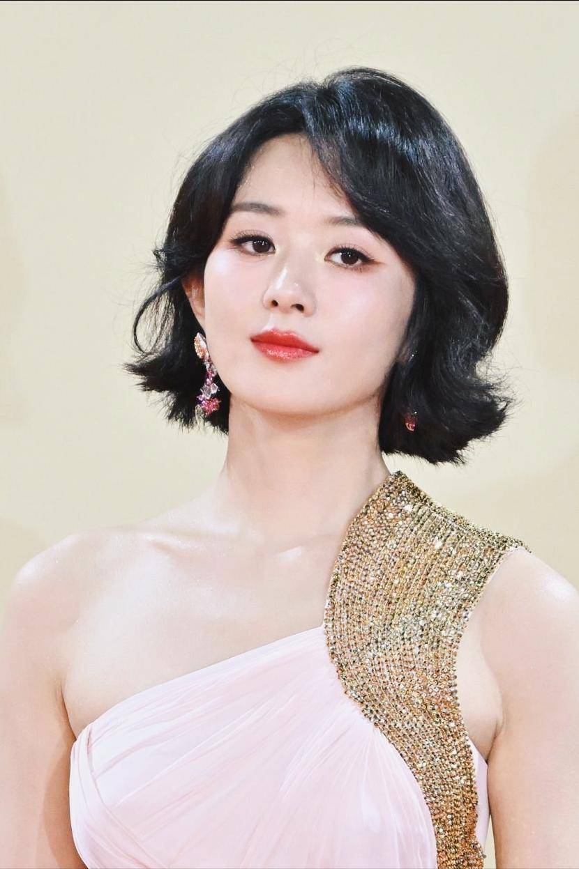 冯绍峰曝出新恋情，女方周麟嘉小19岁，外形酷似赵丽颖