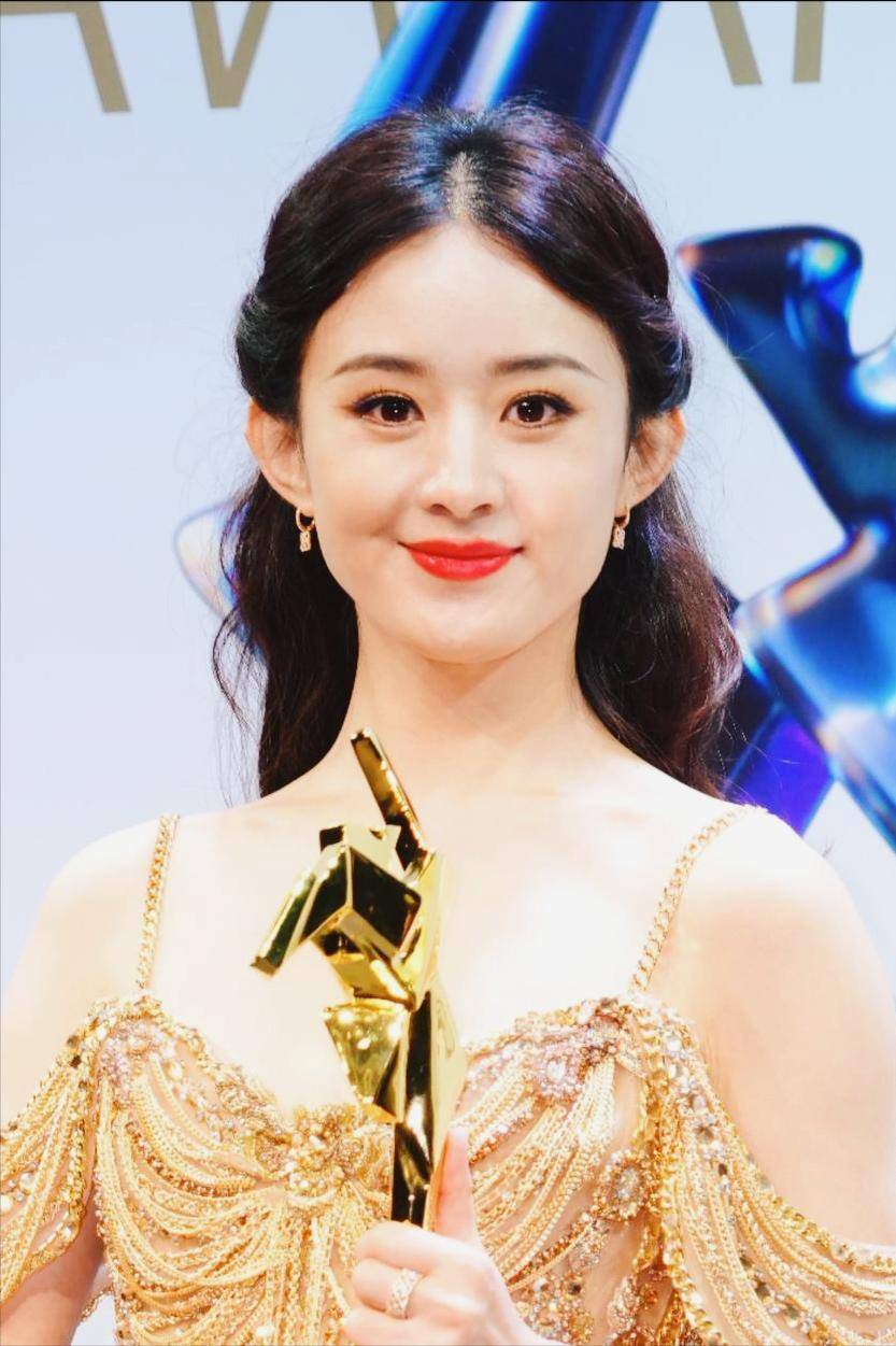 冯绍峰曝出新恋情，女方周麟嘉小19岁，外形酷似赵丽颖