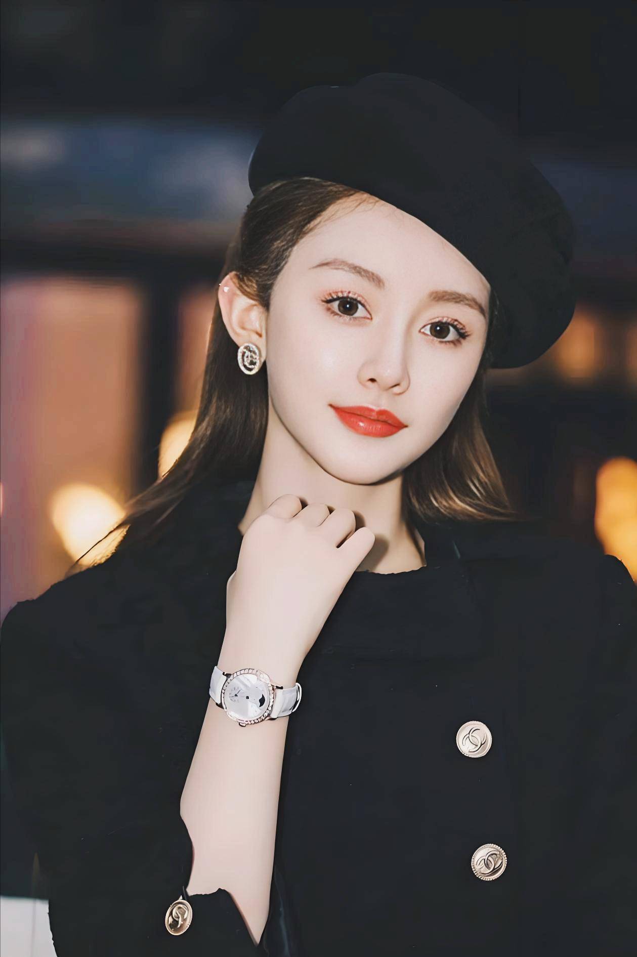 冯绍峰曝出新恋情，女方周麟嘉小19岁，外形酷似赵丽颖