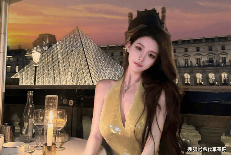 冯绍峰恋情疑曝光,携小19岁周麟嘉逛街,女方肤白貌美大长腿