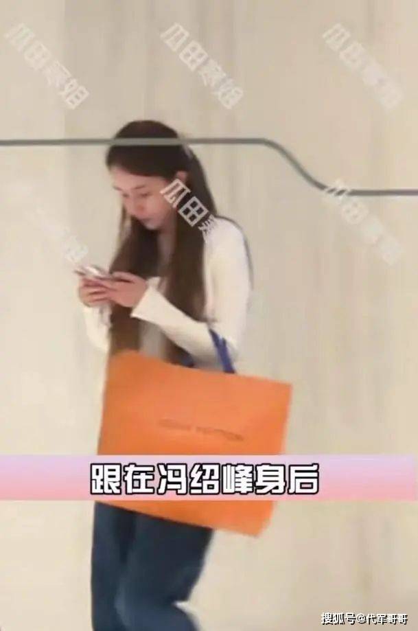 冯绍峰恋情疑曝光,携小19岁周麟嘉逛街,女方肤白貌美大长腿