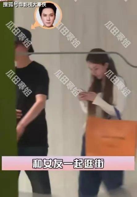 冯绍峰带女友购物,对方缩脖耸肩体态被嘲,疑似小19岁女星周麟嘉
