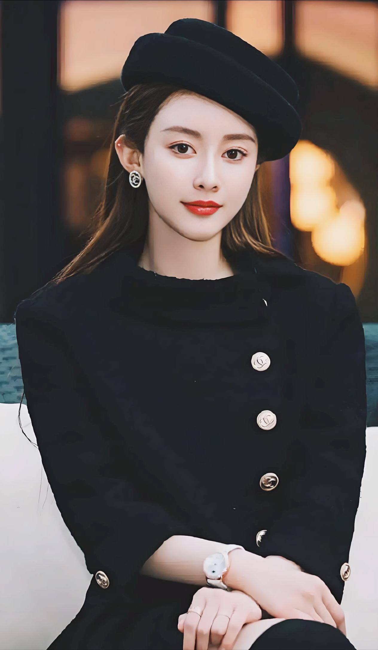 男演员冯绍峰被曝新恋情,女方周麟嘉比他小19岁,外形神似赵丽颖